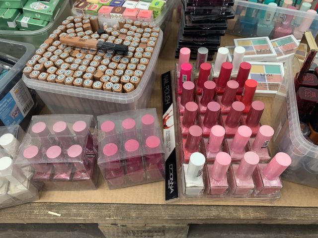 731797-3 Makeup and perfume, party