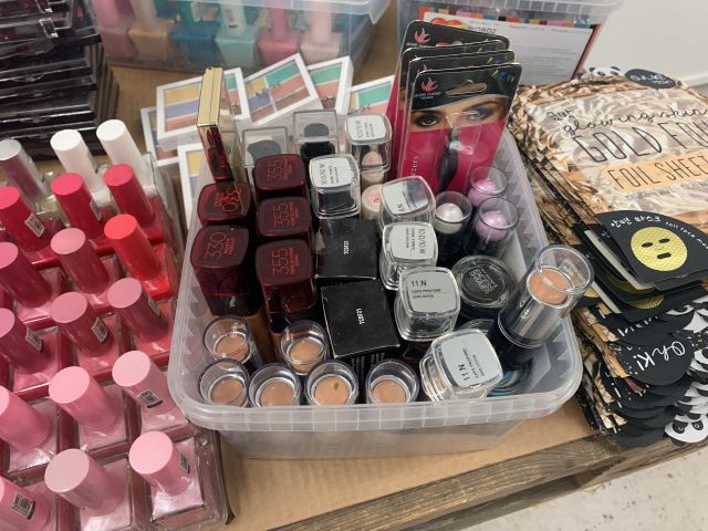 731797-4 Makeup and perfume, party