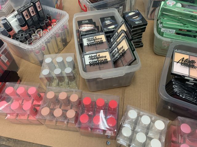 731797-6 Makeup and perfume, party