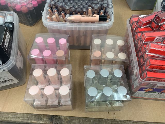 731797-7 Makeup and perfume, party