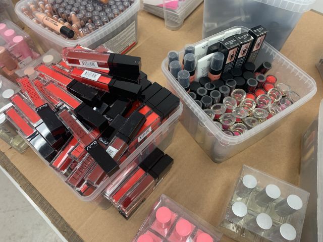 731797-8 Makeup and perfume, party