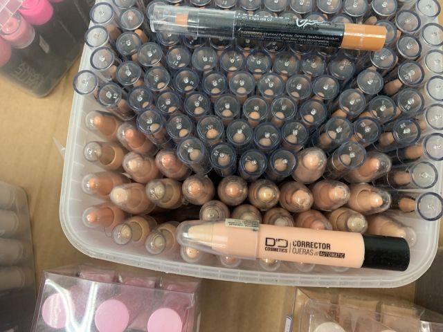 731797-9 Makeup and perfume, party