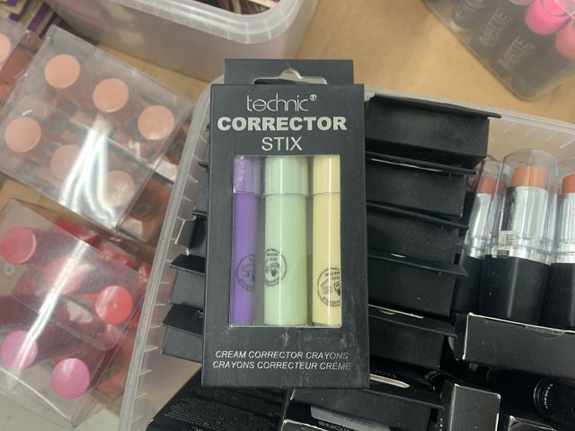 731797-10 Makeup and perfume, party