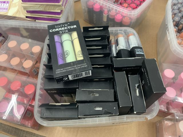 731797-13 Makeup and perfume, party