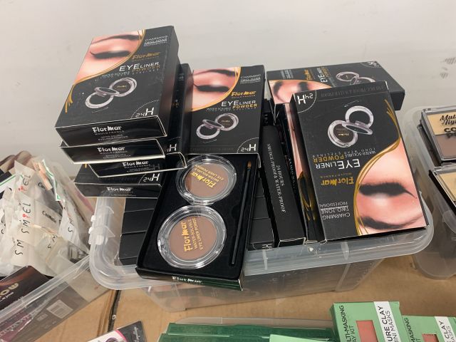 731797-29 Makeup and perfume, party