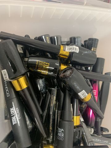 731797-20 Makeup and perfume, party