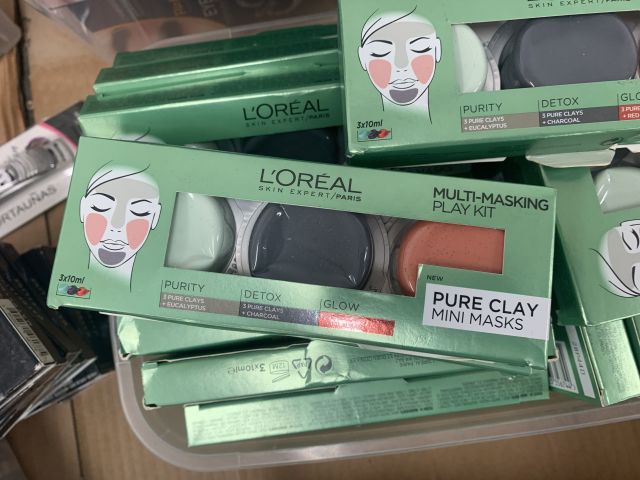 731797-28 Makeup and perfume, party