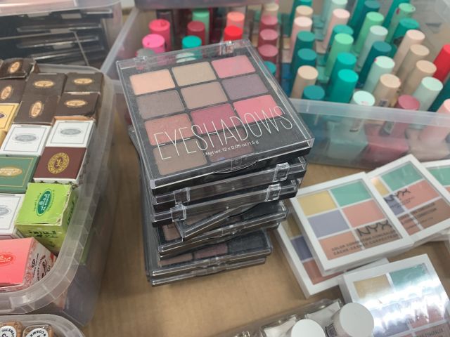 731797-30 Makeup and perfume, party