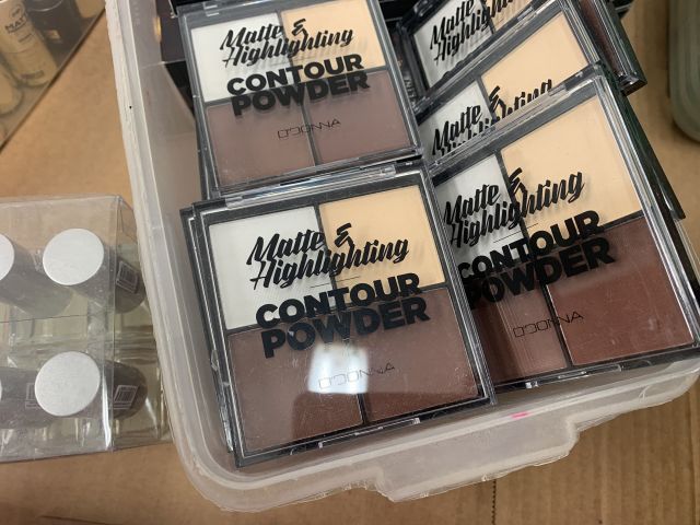 731797-24 Makeup and perfume, party