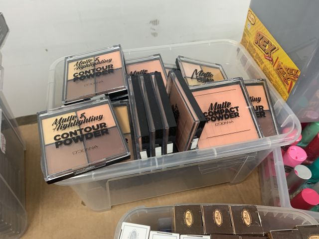 731797-25 Makeup and perfume, party