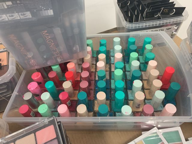 731797-33 Makeup and perfume, party