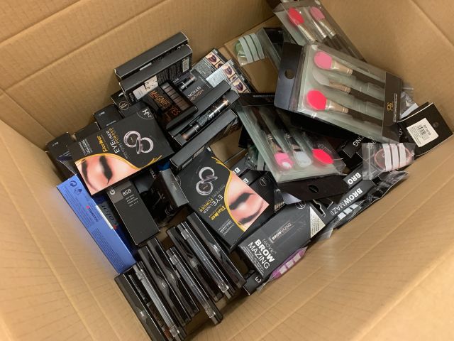 731797-38 Makeup and perfume, party