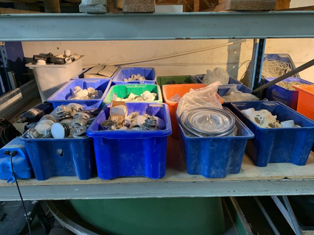 676914-1 Parti med tillbehör till badkar, bubbelpool, dusch mm.