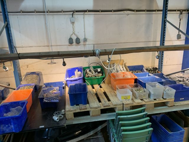 676914-2 Parti med tillbehör till badkar, bubbelpool, dusch mm.