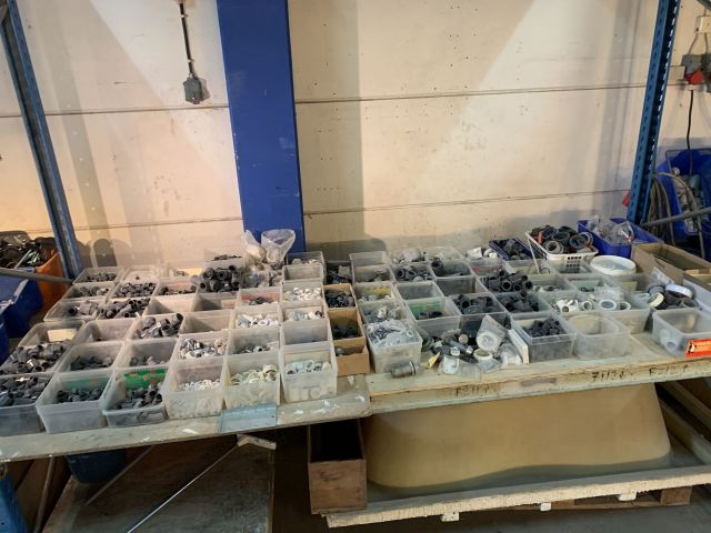 676914-3 Parti med tillbehör till badkar, bubbelpool, dusch mm.