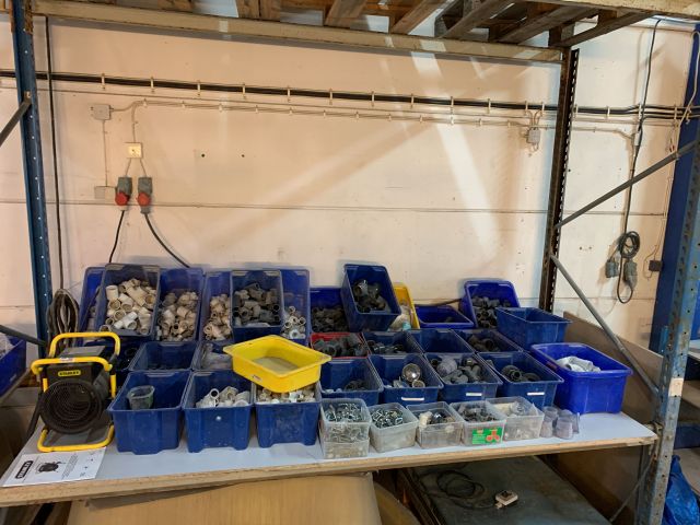 676914-4 Parti med tillbehör till badkar, bubbelpool, dusch mm.