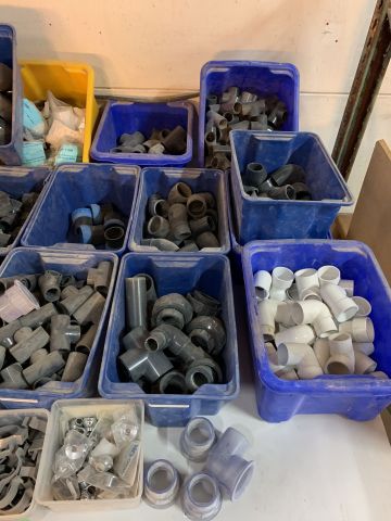 676914-5 Parti med tillbehör till badkar, bubbelpool, dusch mm.