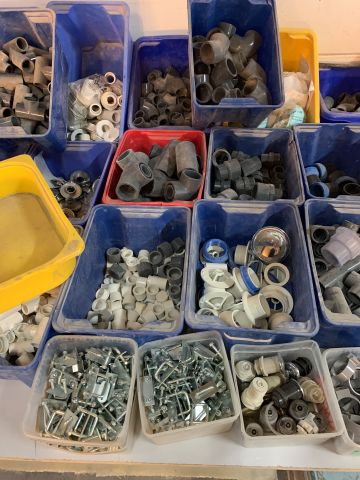 676914-6 Parti med tillbehör till badkar, bubbelpool, dusch mm.