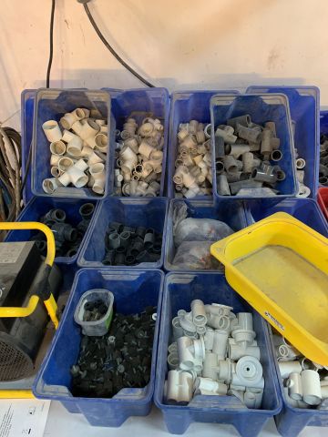 676914-7 Parti med tillbehör till badkar, bubbelpool, dusch mm.