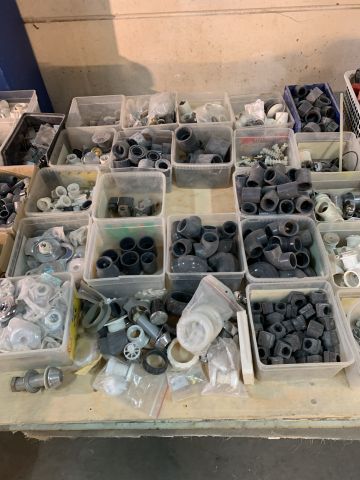 676914-9 Parti med tillbehör till badkar, bubbelpool, dusch mm.