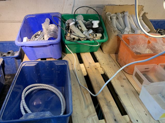 676914-12 Parti med tillbehör till badkar, bubbelpool, dusch mm.