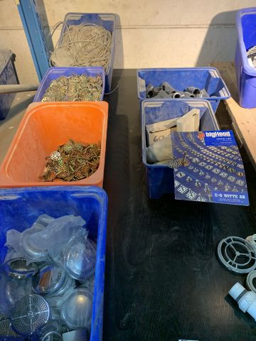 676914-13 Parti med tillbehör till badkar, bubbelpool, dusch mm.