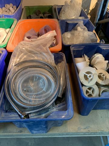 676914-14 Parti med tillbehör till badkar, bubbelpool, dusch mm.