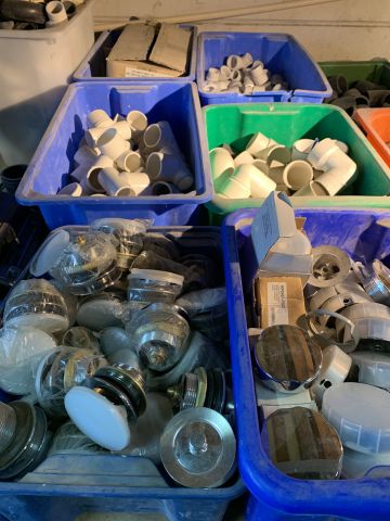 676914-15 Parti med tillbehör till badkar, bubbelpool, dusch mm.