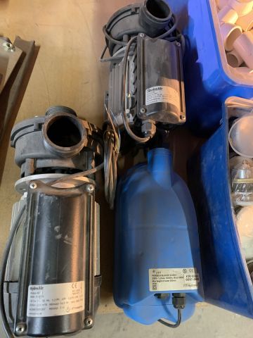 676914-16 Parti med tillbehör till badkar, bubbelpool, dusch mm.