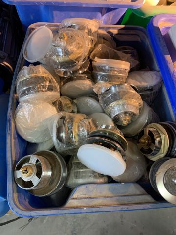 676914-21 Parti med tillbehör till badkar, bubbelpool, dusch mm.