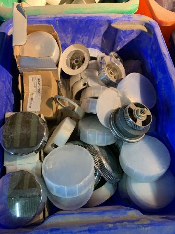 676914-22 Parti med tillbehör till badkar, bubbelpool, dusch mm.