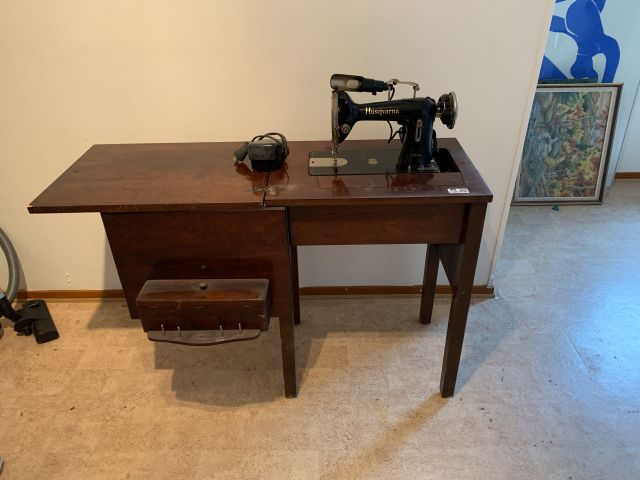 676927-1 Folding sewing table with sewing machine Husqvarna