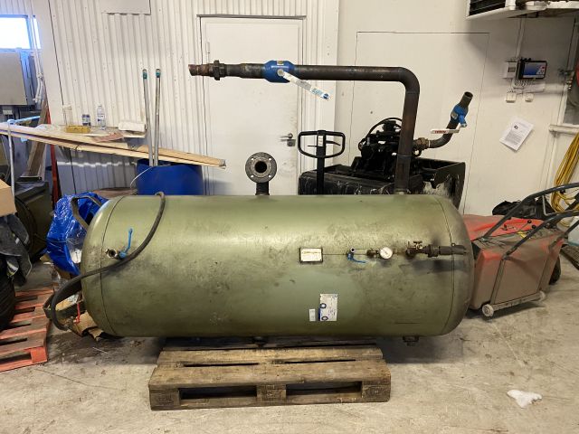 751277-8 Screw compressor Atlas Copco GA22P with dryer and tank