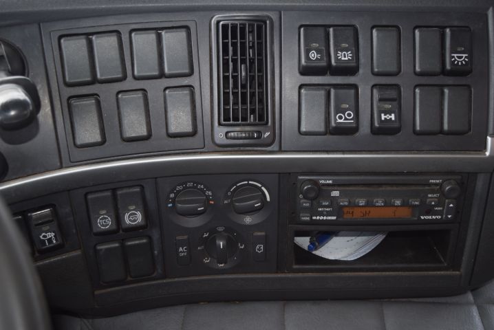 751611-28 Crane truck VOLVO FM9 6X2 JMNLAST C, 2006, Pallet finger crane 16504