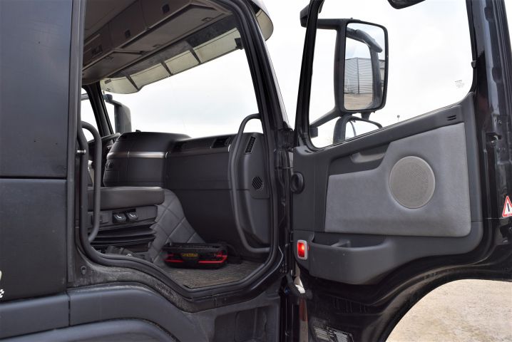 751611-34 Crane truck VOLVO FM9 6X2 JMNLAST C, 2006, Pallet finger crane 16504