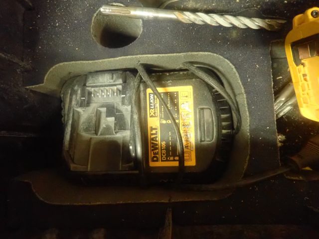 688297-10 Hammer drill DeWalt DCH213
