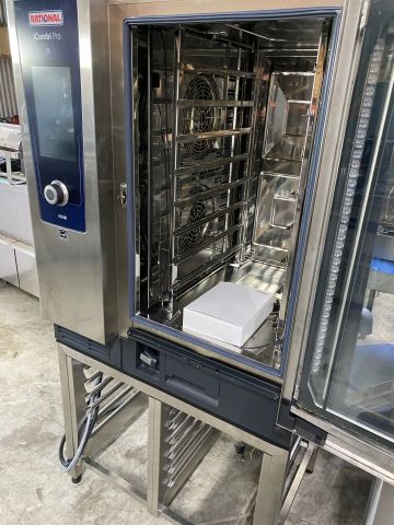 751338-4 New Rational iCombi Pro 10-1 / 1 from 2020 with floor stand for 14 GN1 / 1. Connected never used