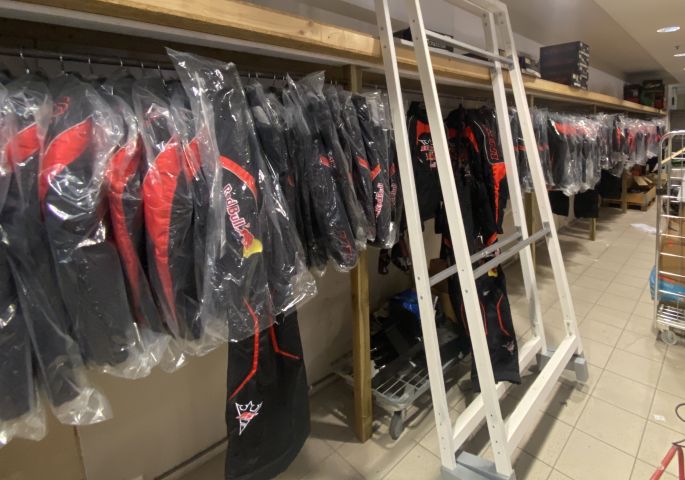 745368-1 Lot - Snowmobile rack - about 120 items - KINI / Red bull