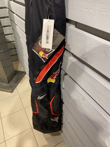 745368-10 Lot - Snowmobile rack - about 120 items - KINI / Red bull