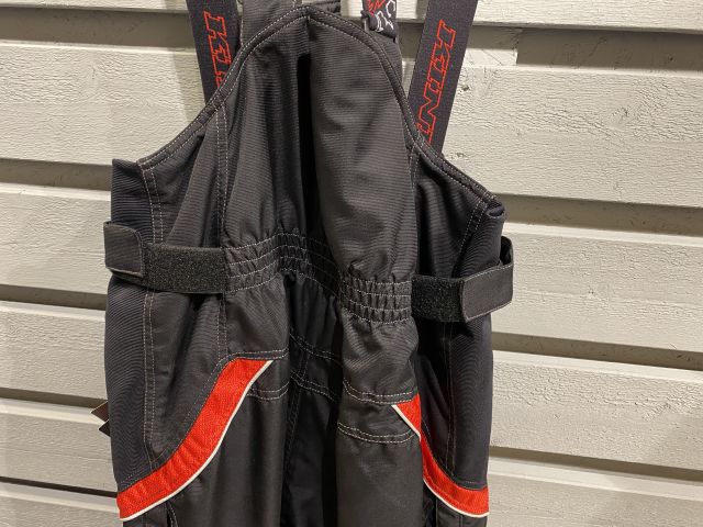 745368-12 Lot - Snowmobile rack - about 120 items - KINI / Red bull