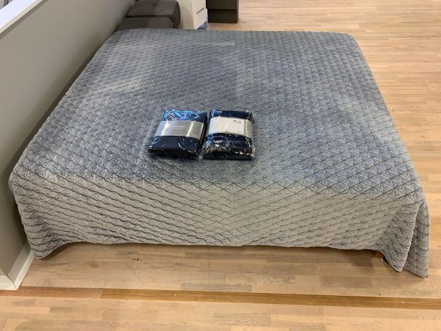 677262-1 Överkast, sammetsgardiner samt pläd