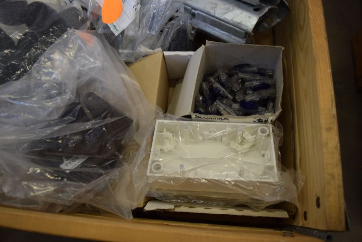 685518-6 Pall med installationsmaterial för el