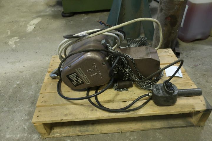 758103-1 Swinging crane with GIS chain counting