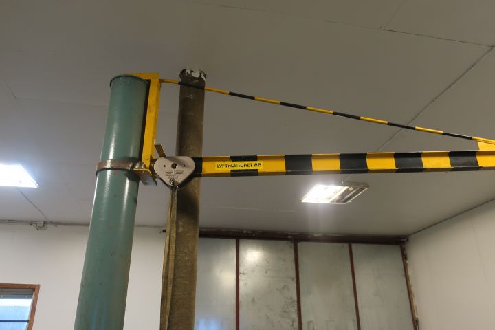 758103-2 Swinging crane with GIS chain counting