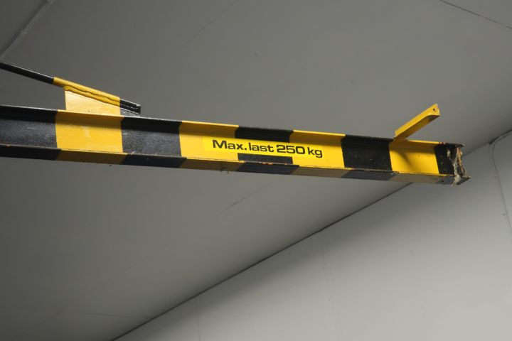 758103-3 Swinging crane with GIS chain counting