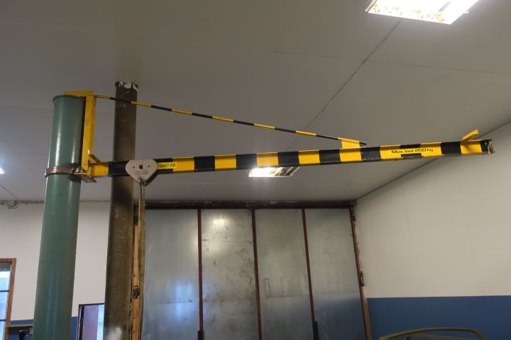 758103-5 Swinging crane with GIS chain counting