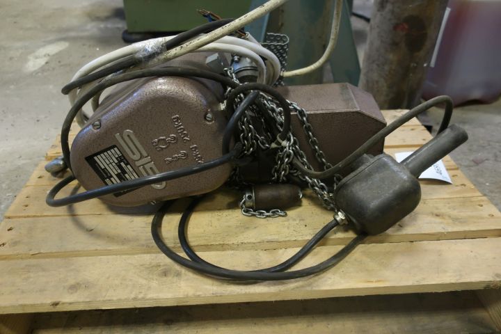 758103-8 Swinging crane with GIS chain counting