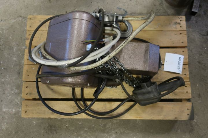 758103-9 Swinging crane with GIS chain counting