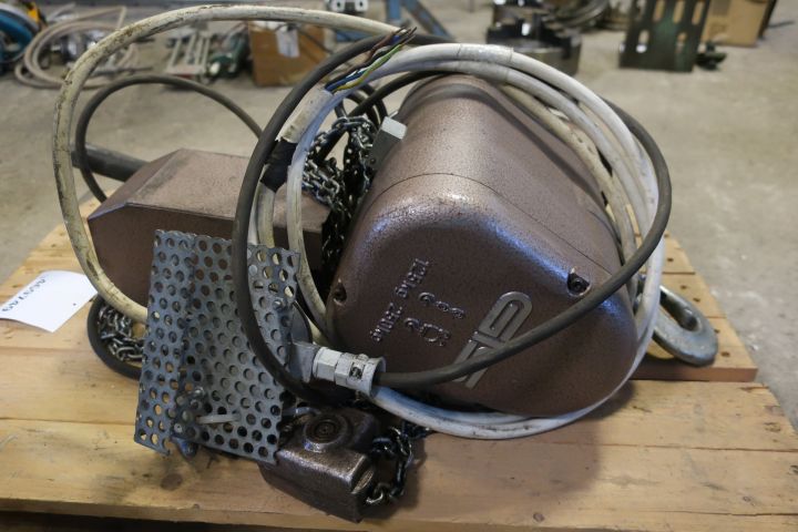 758103-10 Swinging crane with GIS chain counting