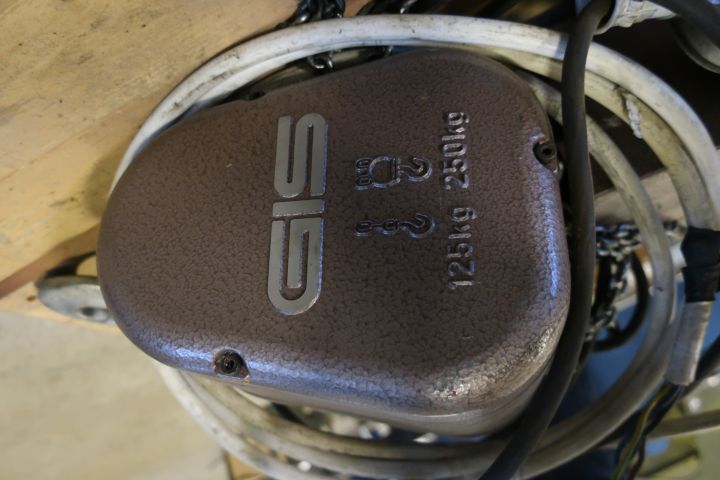 758103-11 Swinging crane with GIS chain counting